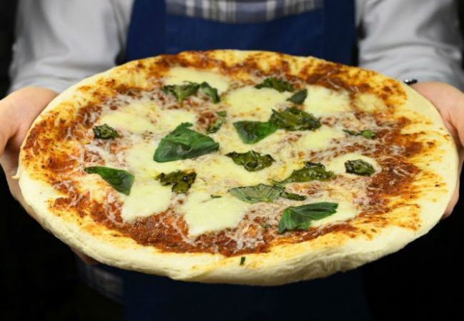 Настоящая Маргарита на тонком тесте: готовим пиццу по совету итальянца