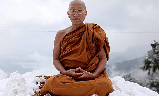 Индийский монах ходит в горы и медитирует в снегу при минус 45