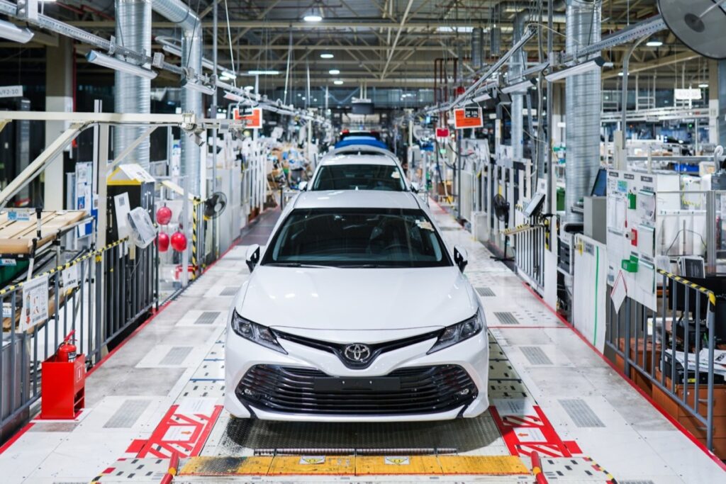 Toyota возобновила продажи в России