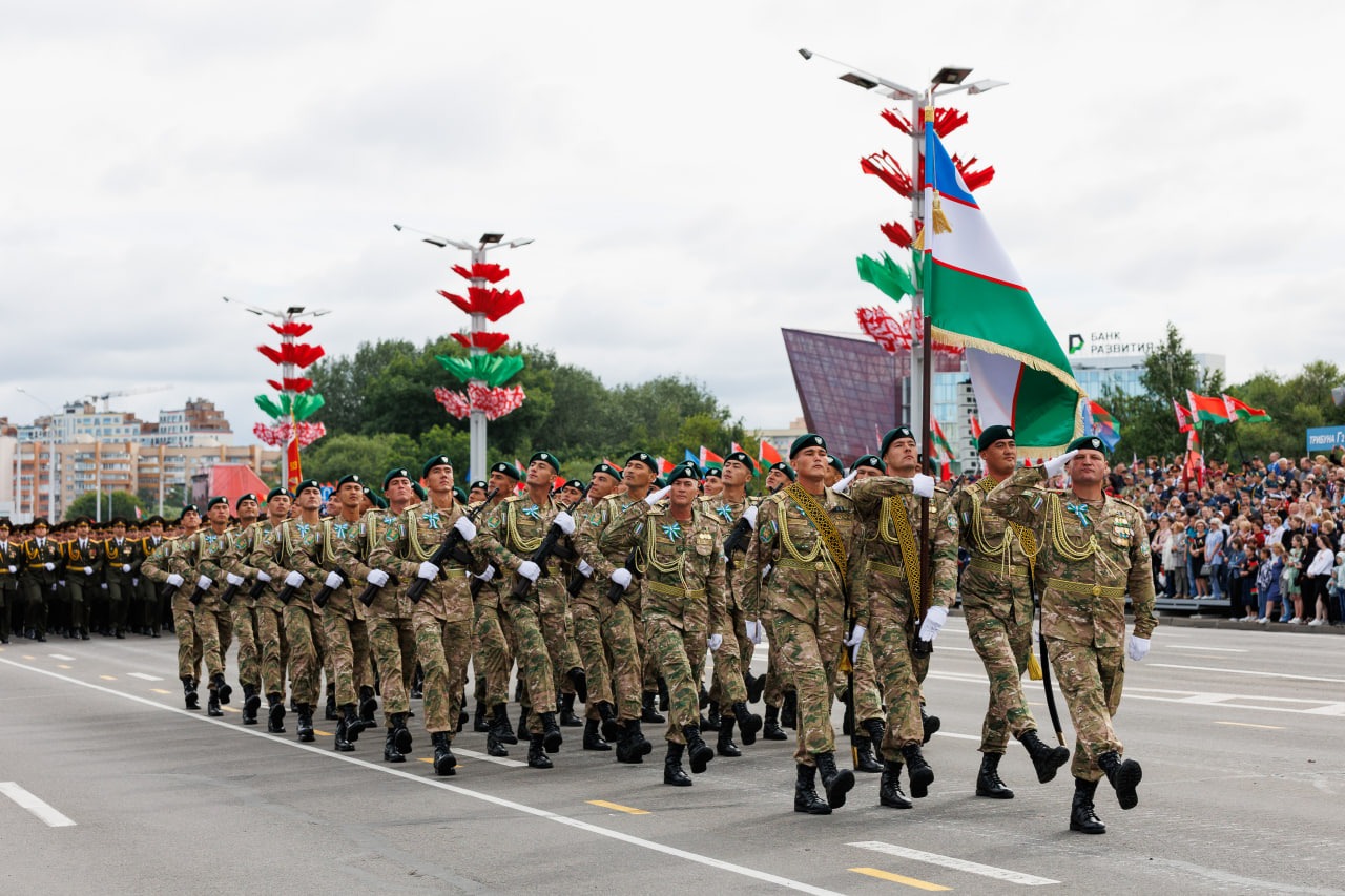Узбекские военные прошли маршем на военном параде в Белоруссии