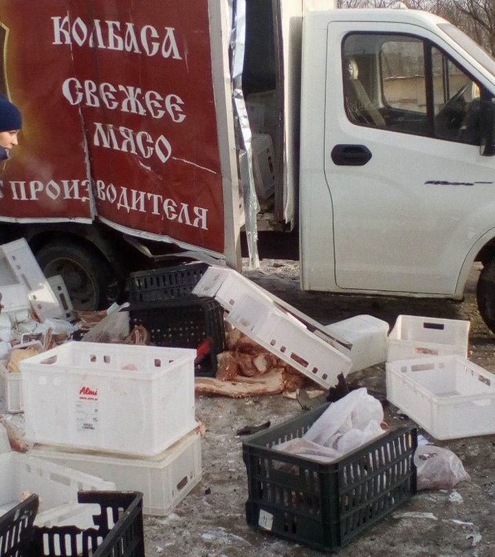 Пенсионерки-мародеры: в Челябинске ГАЗель с мясом и колбасой попала в ДТП авария, авто, авто авария, видео, газель, дтп, мясо, не уступил