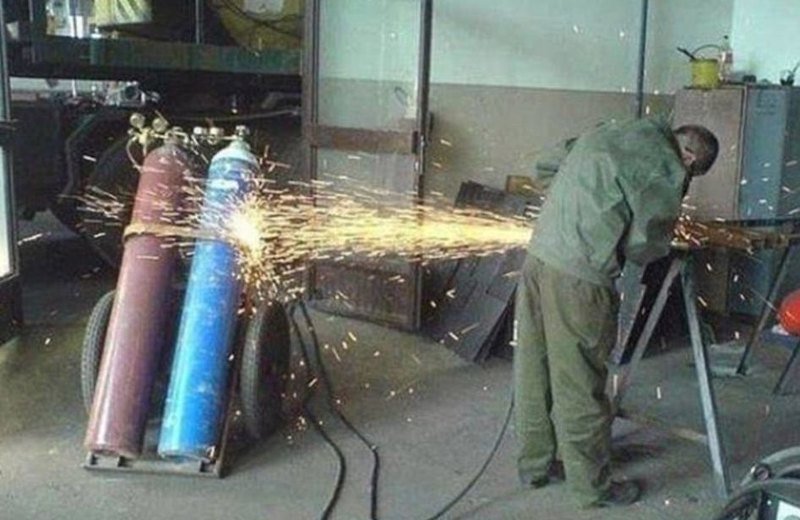 Любитель фейерверков? авось пронесет, безалаберность, нарушение правил, нарушения, опасно, работнички, странные люди, техника безопасности