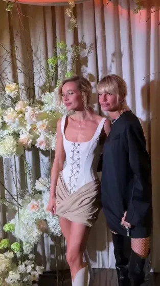 Платье с корсетом, Ксения Собчак, Пелагея, Сергей Лазарев и Николай Басков среди гостей: Полина Гагарина отметила 39-летие Гагарина, Полина, дочерью, Сергей, рождения, которым, Собчак, Полины, певиц, замужем, Лазарев, дважды, престижного, годуГагарина, профессионалов, Голоса, конкурса Singer аналог, вокального, азиатского, актёра