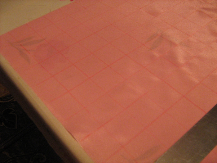 Сшейте края квадрата и затяните нитку, чтобы создать красивейшей рельефный узор на ткани
