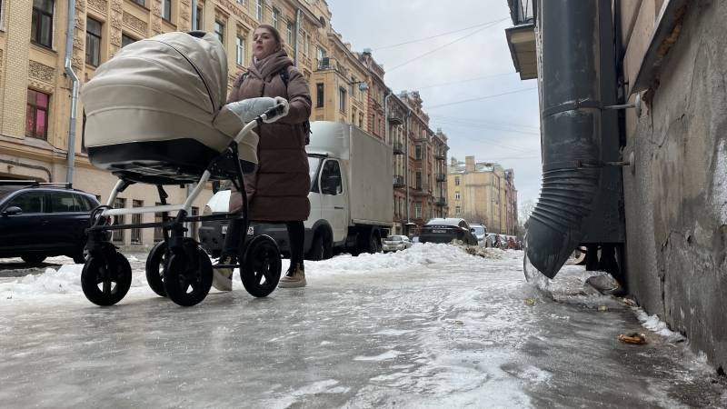 Опасный для здоровья гололед вынудил петербуржцев придумать новый способ передвижения по улице