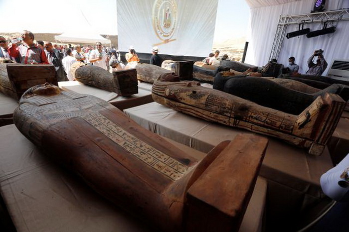 Сразу несколько десятков саркофагов обнаружили в Египте