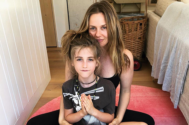 Алисия Сильверстоун рассказала, что ее 9-летнего сына высмеяли из-за длинных волос