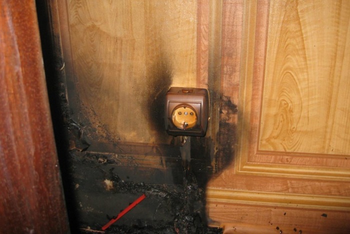 Искрит розетка: в чем причина и как избежать подобного Искрит розетка: в чем причина и как избежать подобного гаджеты,интересное,мир,розетка,технологии