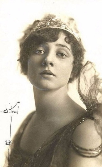 После съемок в фильме «Царица Савская» (1921 год), где актриса показала зрителю символически прикрытую невесомыми одеждами женскую фигуру, Бетти стали называть «иконой Ревущих двадцатых».