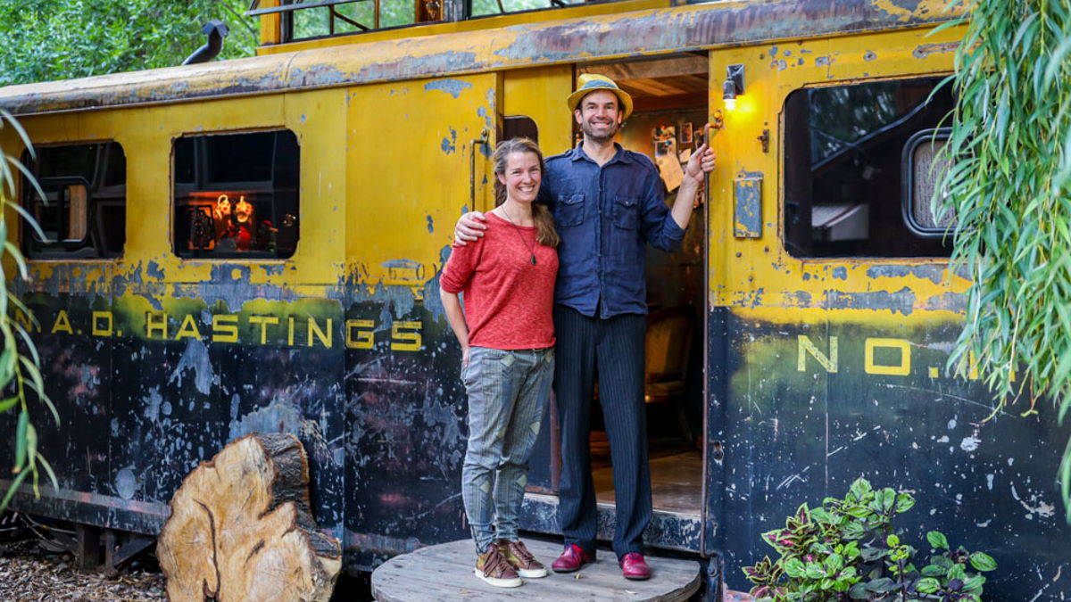Пара купила ржавый железнодорожный вагон и превратила его в дом мечты