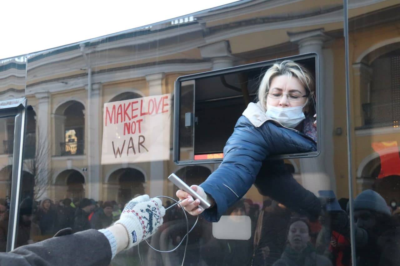 Митинг в петербурге 27 февраля. Митинг на Невском. Демонстрации на Невском. Чирикают на Невском. На Невском замерло движенье.