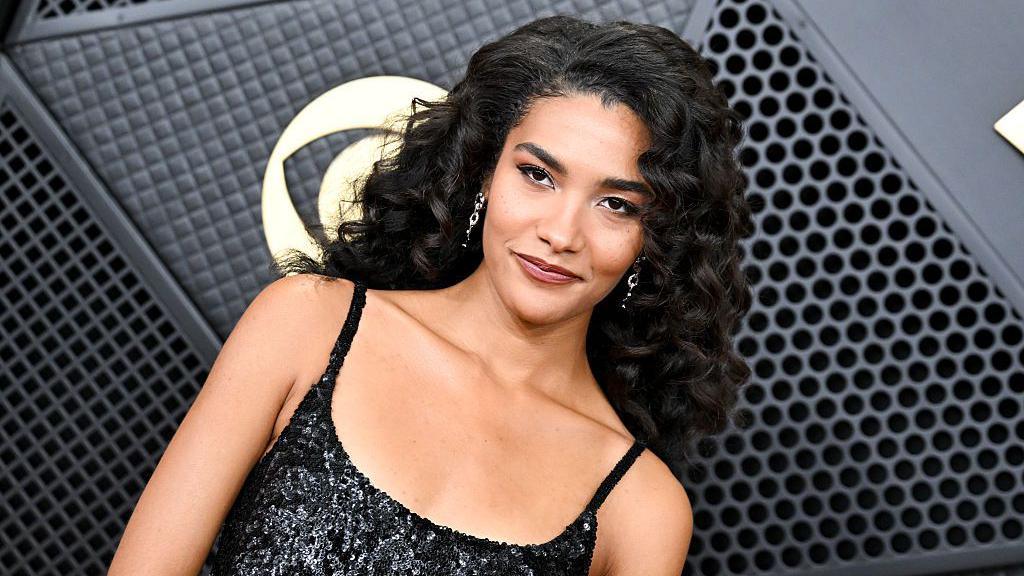 Оливия Дин (Olivia Dean) - первая женщина после Адель (Adele) , занявшая первые места в чартах радио Airplay, Adult, чарте, чарта, Need», недель, место, песни, недели, радиочартах, Billboard, песня, первом, четыре, после, неделю, месте, благодаря, этого, триумф