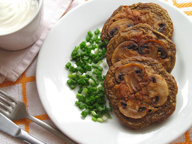 Печеночные оладьи с грибным припеком вкусу, оладьи, выложить, предлагаю, печень, использовать, можете, перец, масло, немного, можно, должна, припека, густая, шампиньоны, получиться, нарезать, ломтиками, сметана, набухла