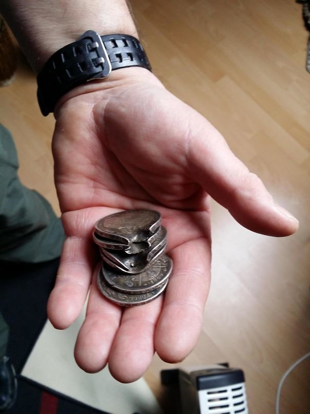 1. Эти монеты спасли от пули прадеда автора фото во время Первой мировой войны беда, везение, катастрофа, люди, мир, опасность, удача, фото