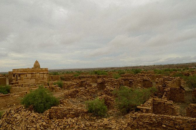 Таинственная деревня-призрак в Пакистане деревне, Kuldhara, деревни, жители, проклятой, Джайсалмер, смерти, Индии, Согласно, сооружения, назад, жителей, место, приходят, упадок, поселиться, домов, пустыне, привидениями, таинственные