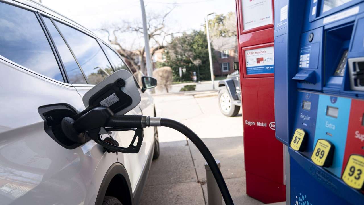 Американские АЗС зафиксировали новую волну рекордного роста цен на топливо Экономика