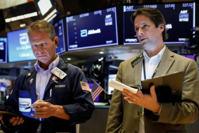 Traders work on the floor of the New York Stock Exchange (NYSE) in New York City, U.S., October 18, 2021. REUTERS/Brendan McDermid