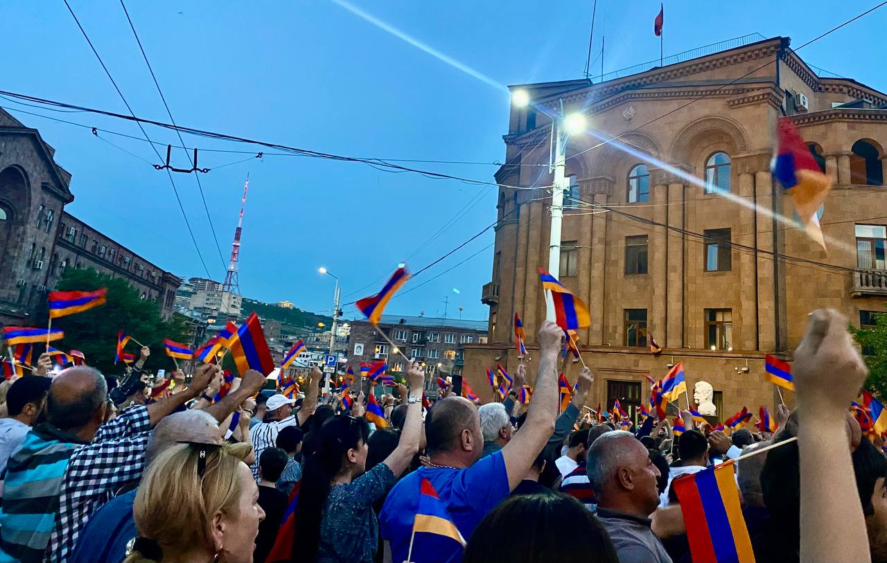 Терян ереван. Митинги в Армении. Митинг в Ереване. День независимости Армении. Армения люди.