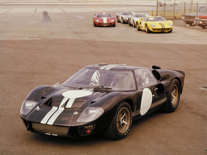Под капотом Ford GT40 MK 1964 находится мотор, развивающий скорость 320 км в час/ Фото: carstyling.ru