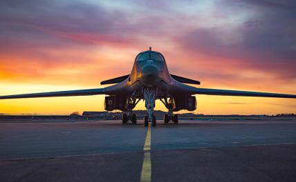 На фото: B-1B Lancer ВВС США из 9-й экспедиционной бомбардировочной эскадрильи на линии полета на станции ВВС Орланд, Норвегия