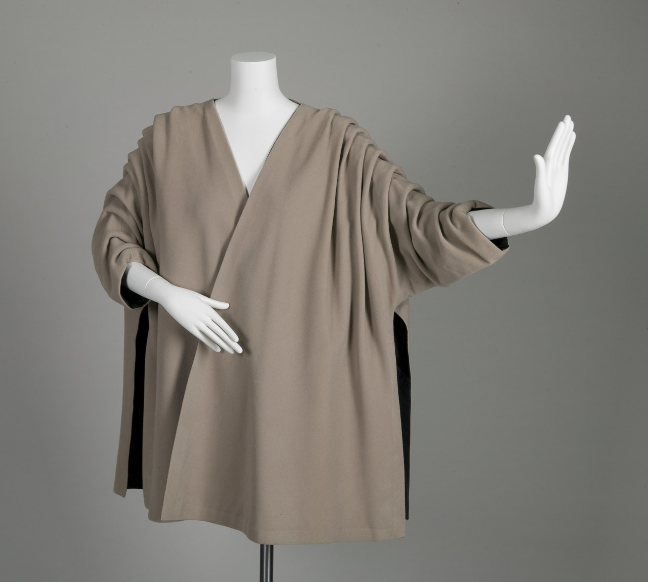 Вечернее пальто Balenciaga (1950), собрание Исторического музея в Чикаго