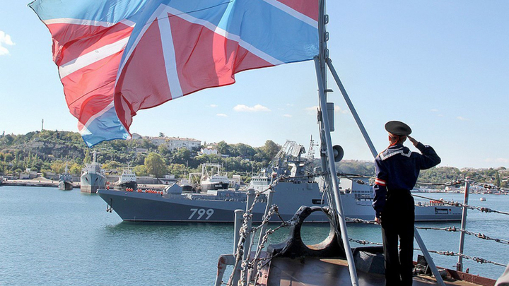 "ПИСТОЛЕТ У ВИСКА ВЕРОЯТНОГО ПРОТИВНИКА": ВОЕННЫЕ ДАЛИ ОТВЕТ ЛИБЕРАЛАМ О ПРИСОЕДИНЕНИИ КРЫМА