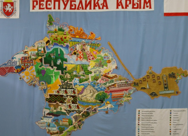 Севастополь появился на вышитой карте Крыма 