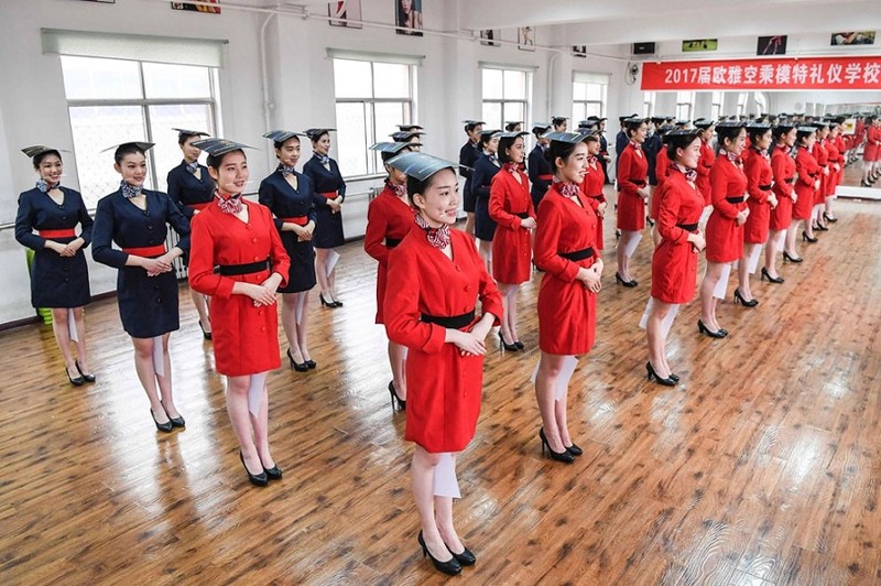 Как в Китае будущие стюардессы готовятся к экзаменам люди, работа, стюардессы