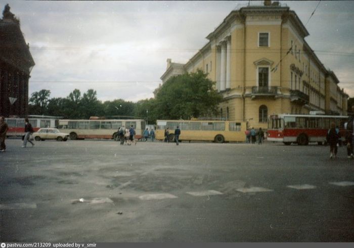 Баррикада из троллейбусов на Исаакиевской площади. история, факты, фото