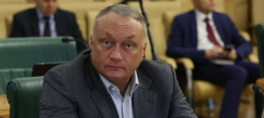Сенатора Савельева обвиняют в заказе убийства конкурента, который находится под арестом