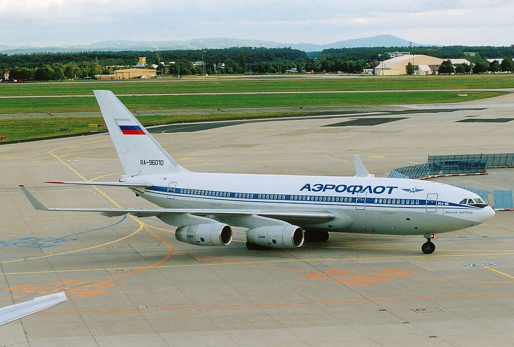 Дальнемагистральный пассажирский широкофюзеляжный самолёт Ил-96 на рулёжке.