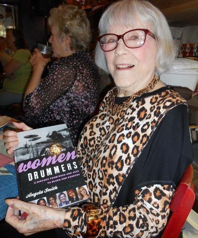 Эта женщина начала играть на барабанах ещё в 1920-х годах, и этим она занимается до сих пор, даже в свои 106 лет Эта женщина начала играть на барабанах ещё в 1920-х годах, и этим она занимается до сих пор, даже в свои 106 лет