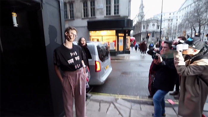 Парень оделся по-идиотски и убедил всех, что он — знаменитая модель Парень оделся по-идиотски и убедил всех, что он — знаменитая модель