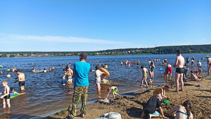 Жители села под Барнаулом массово ринулись на пляж спасаться от жары