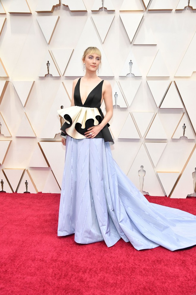 Словно раскрывшийся цветок: Сирша Ронан в платье Gucci на церемонии «Оскар-2020» (фото 2)