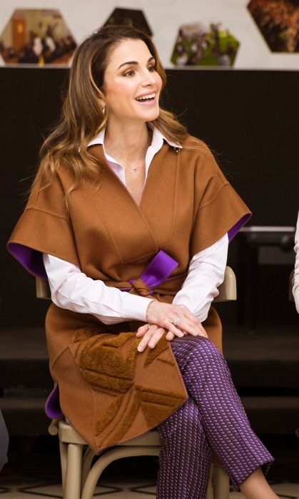 Королева Рания в классических брюках и модном пальто-кимоно. / Фото: pinterest.ru
