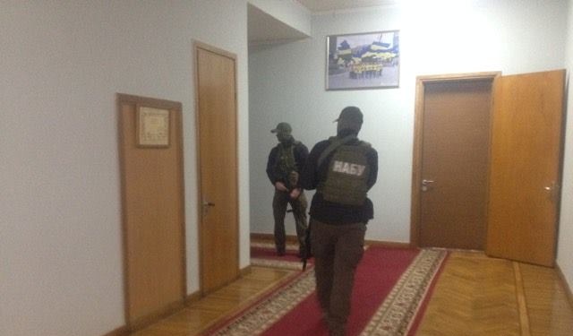 В Запорожскую ОГА пришли с обыском вооруженные люди в балаклавах