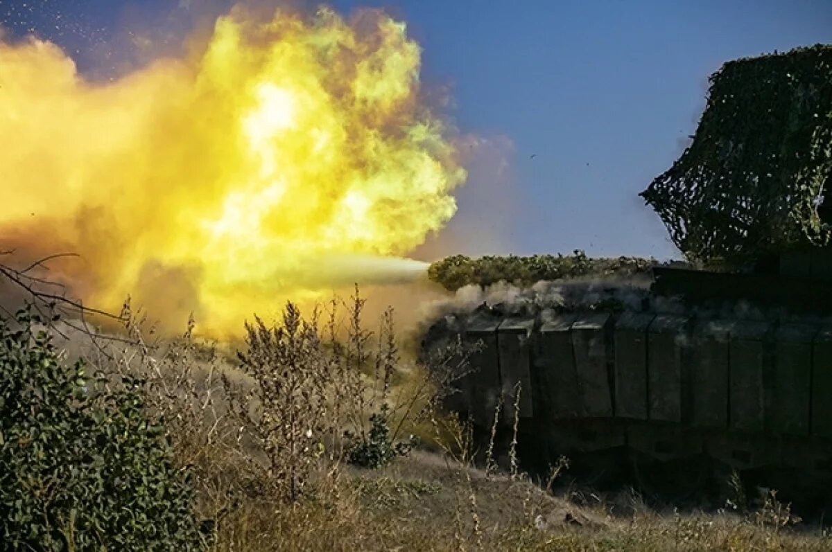    Танк Т-80 БВМ ВС РФ стреляет по позициям ВСУ.