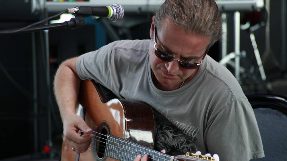 Певец Леонид Агутин поделился редкими снимками живущей в  США дочери