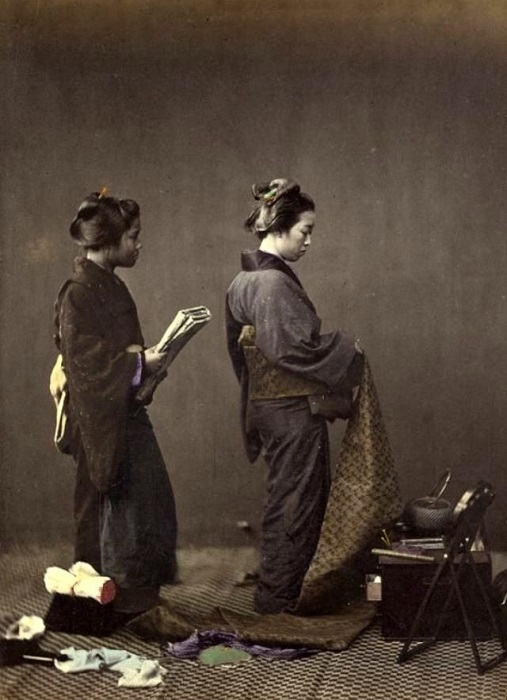 Женщина–аристократка выбирает ткань для пошива кимоно.