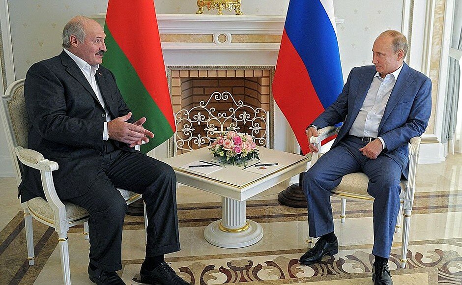 Александр Лукашенко (слева)