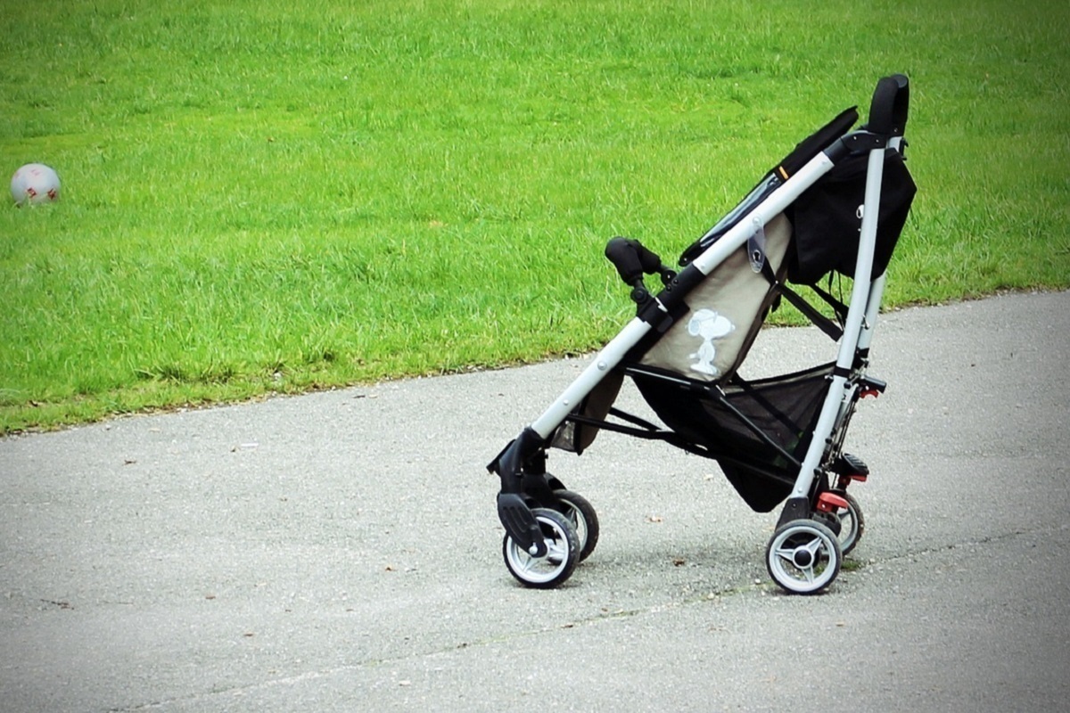 Пьяная женщина оставила коляску с младенцем на улице на всю ночь