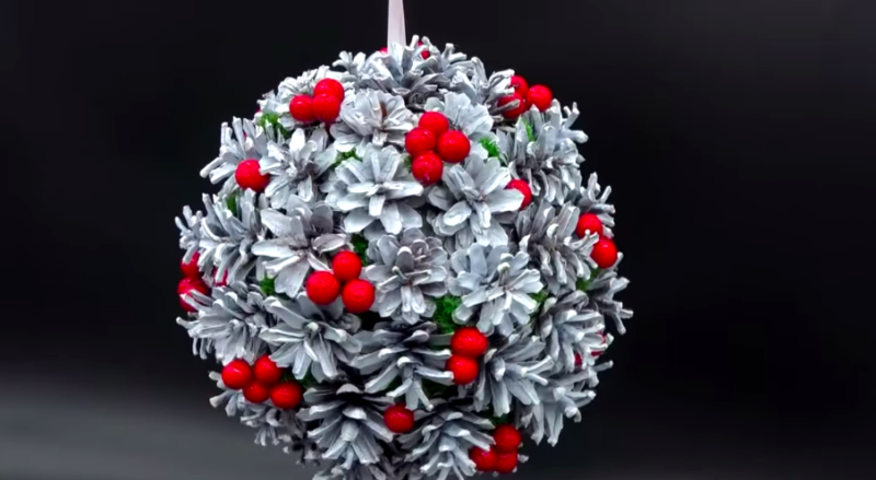 Прекрасный новогодний шарик в стиле эко-минимализм