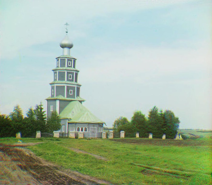 Старинная церковь Тихвинской Божией Матери на правом берегу Тверцы.