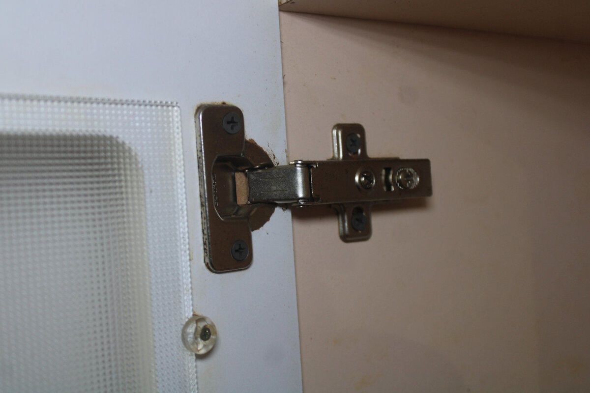 Как починить дверцу у кухонного шкафчика, в котором не держатся саморезы