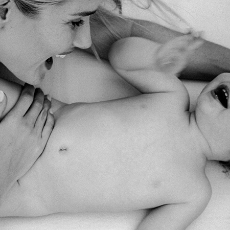 Уличный стиль знаменитости: Рози Хантингтон-Уайтли в брючном костюме на прогулке в Сиднее Уличный стиль знаменитости: Рози Хантингтон-Уайтли в брючном костюме на прогулке в Сиднее Звездный стиль