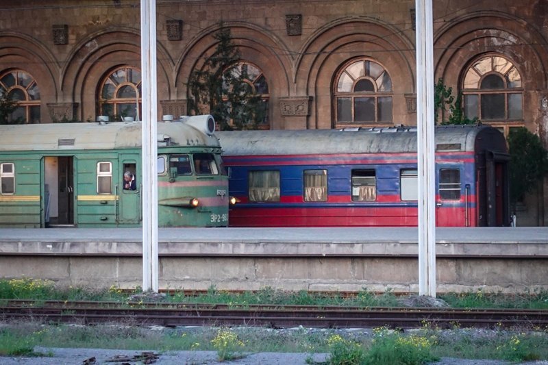 3043090