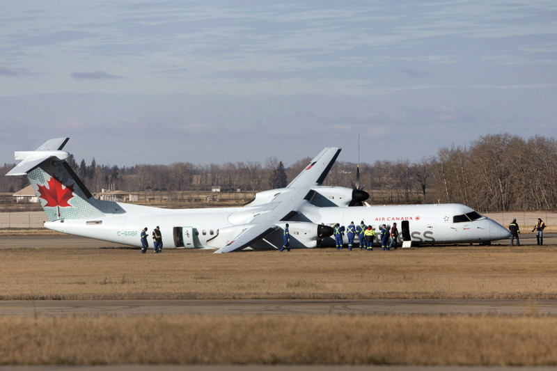 Air Canada после того, как он совершил аварийную посадку в Эдмонтоне, 7 ноября 2014 г. - сломанное шасси привело к тому, что самолет выехал с посадочной полосы. Все пассажиры живы АВИАКАТАСТРОФЫ, интересное, спасение, чудо