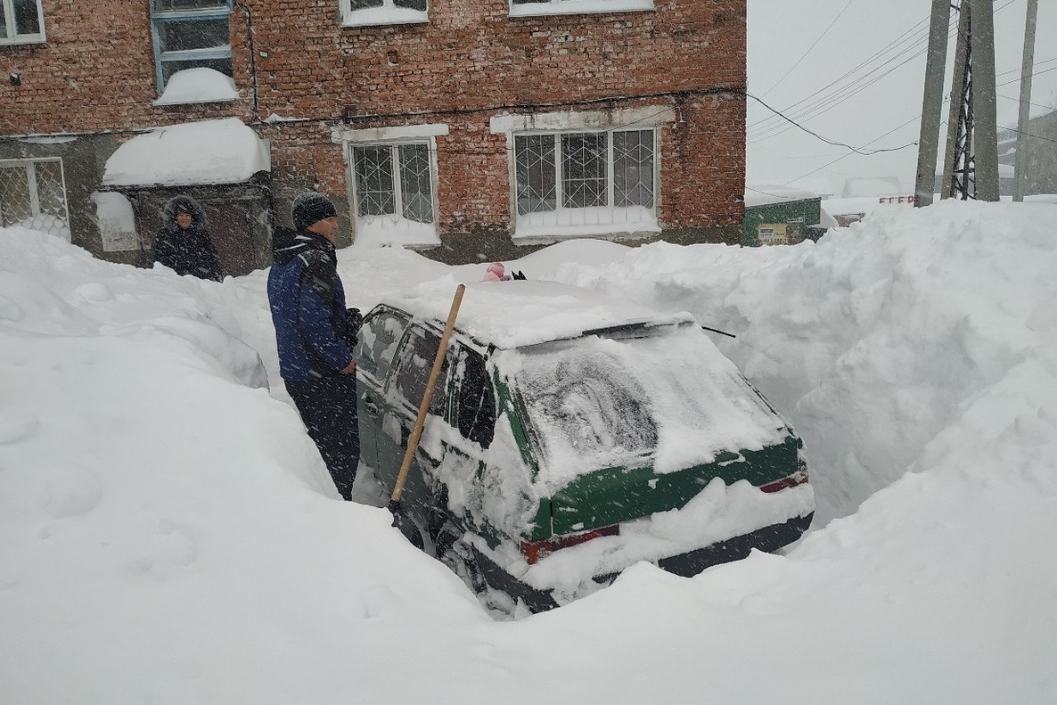 Въехал в сугроб. Машину засыпало снегом. Машина занесенная снегом. Машина завалена снегом. Машина в сугробе.