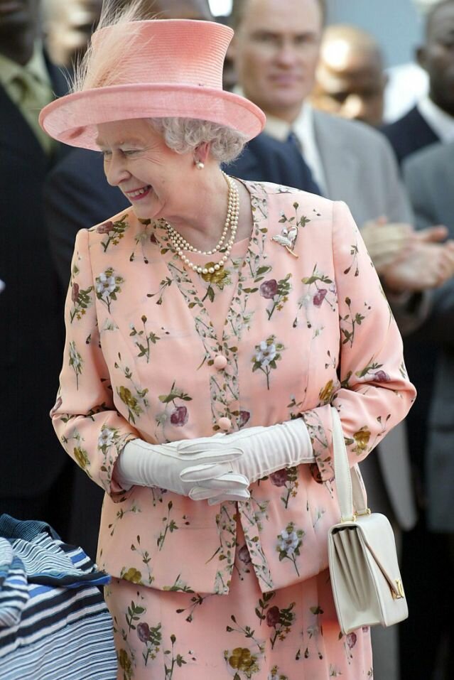 Порция вдохновения: 3 весенних наряда от королевской семьи, которые смотрятся женственно и нежно платье, Миддлтон, более, розовом, Диана, клатчПринцесса, светлый, шляпка, милая, каблуке, невысоком, туфли, белоснежные, стали, сидят, дополнением, горошек, белый, розовое, взяла